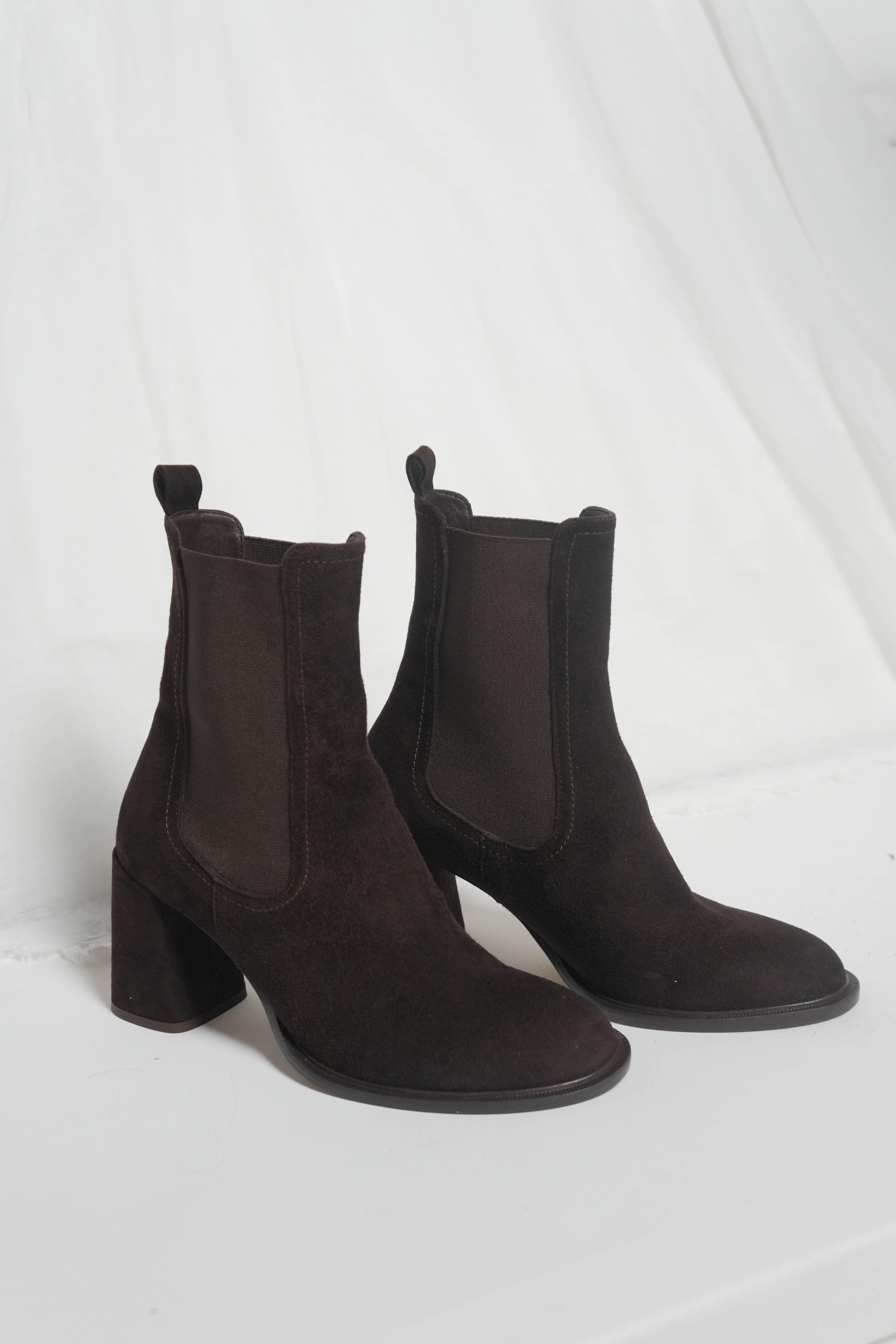 Ботильоны с резиновой вставкой на голенище из шоколадной замши, photo 1