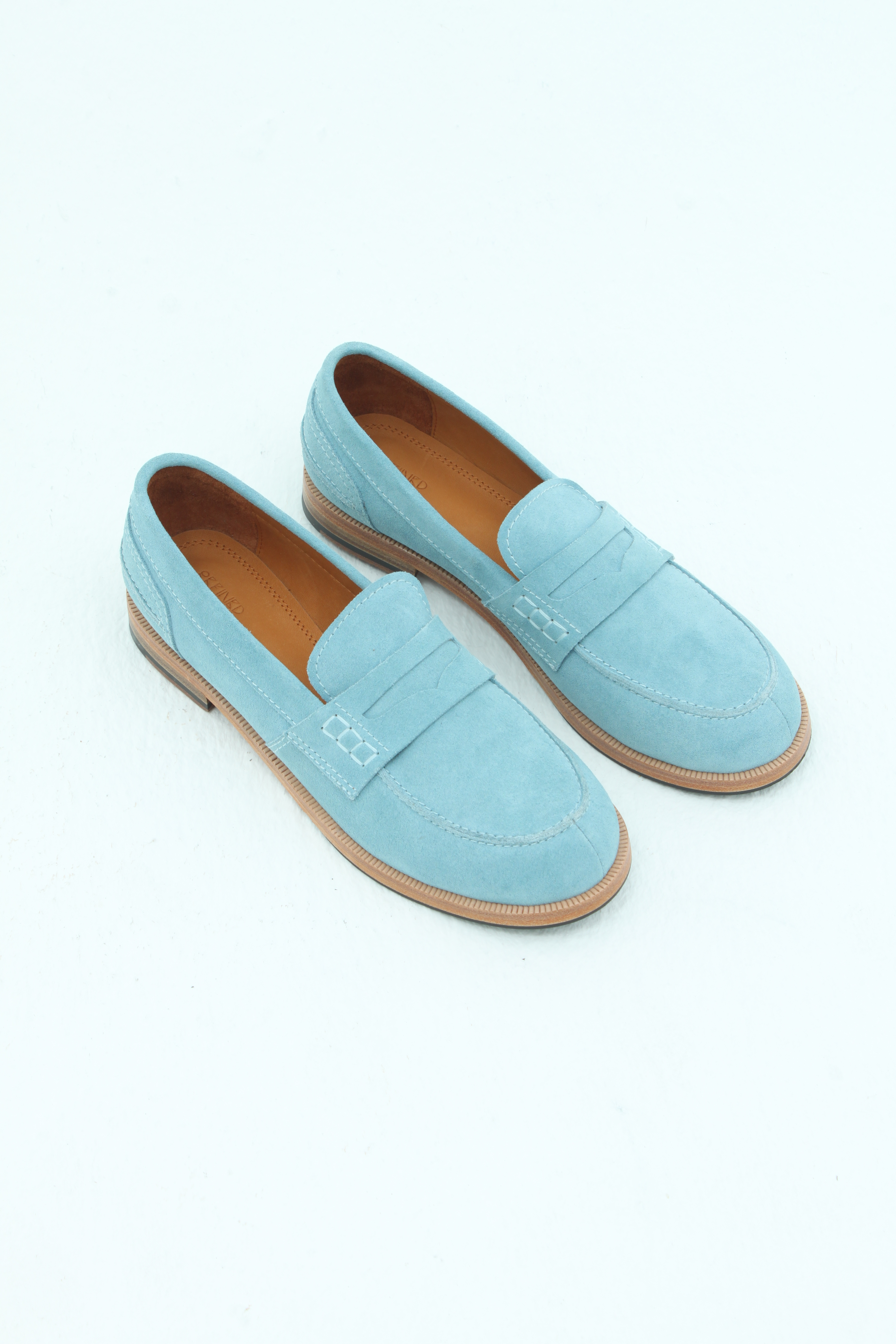 Лоферы с фигурным вырезом на язычке из голубой замши, photo 2