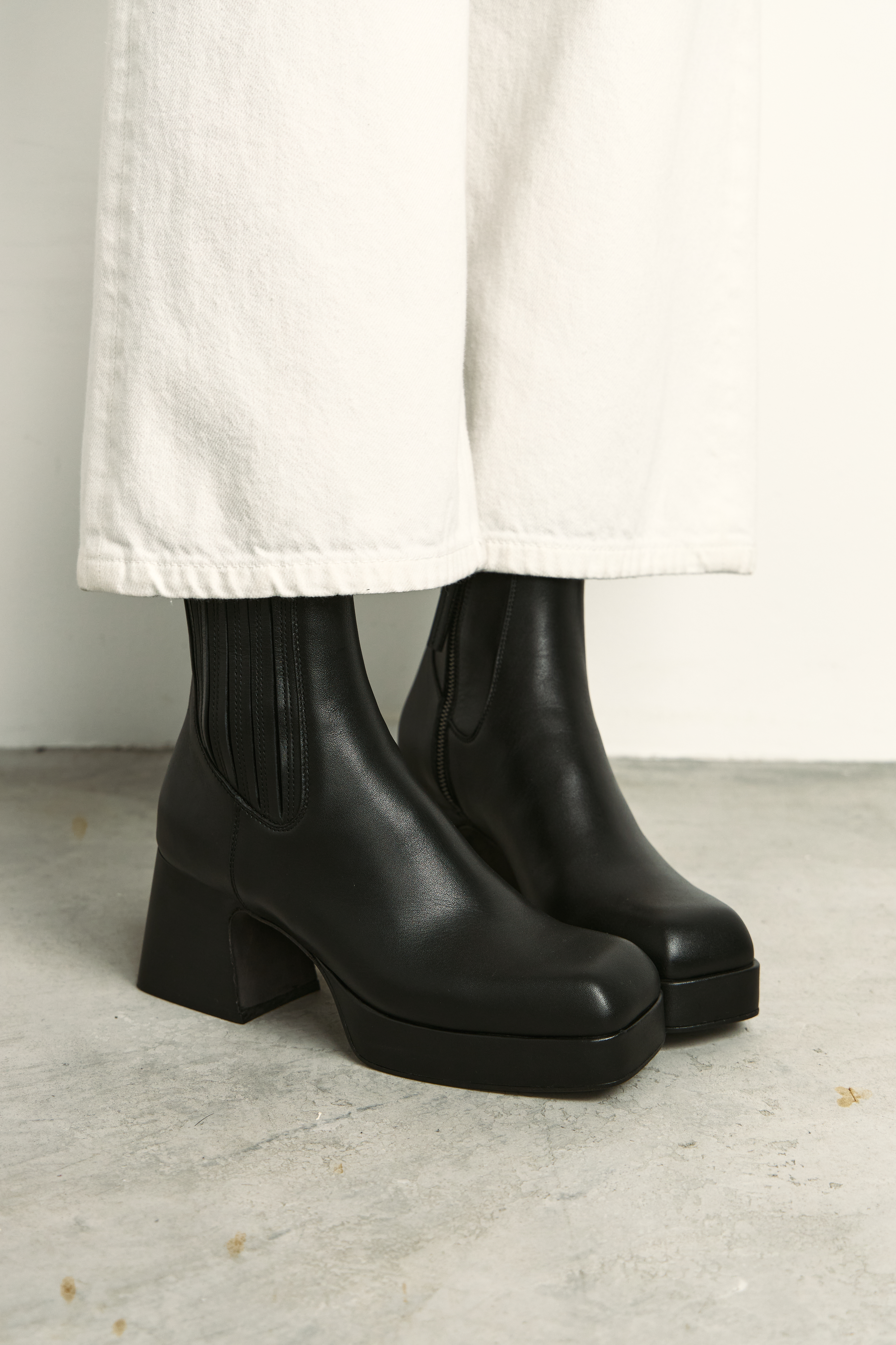 Ботильоны с резинкой на голенище из чёрной кожи, фото 1