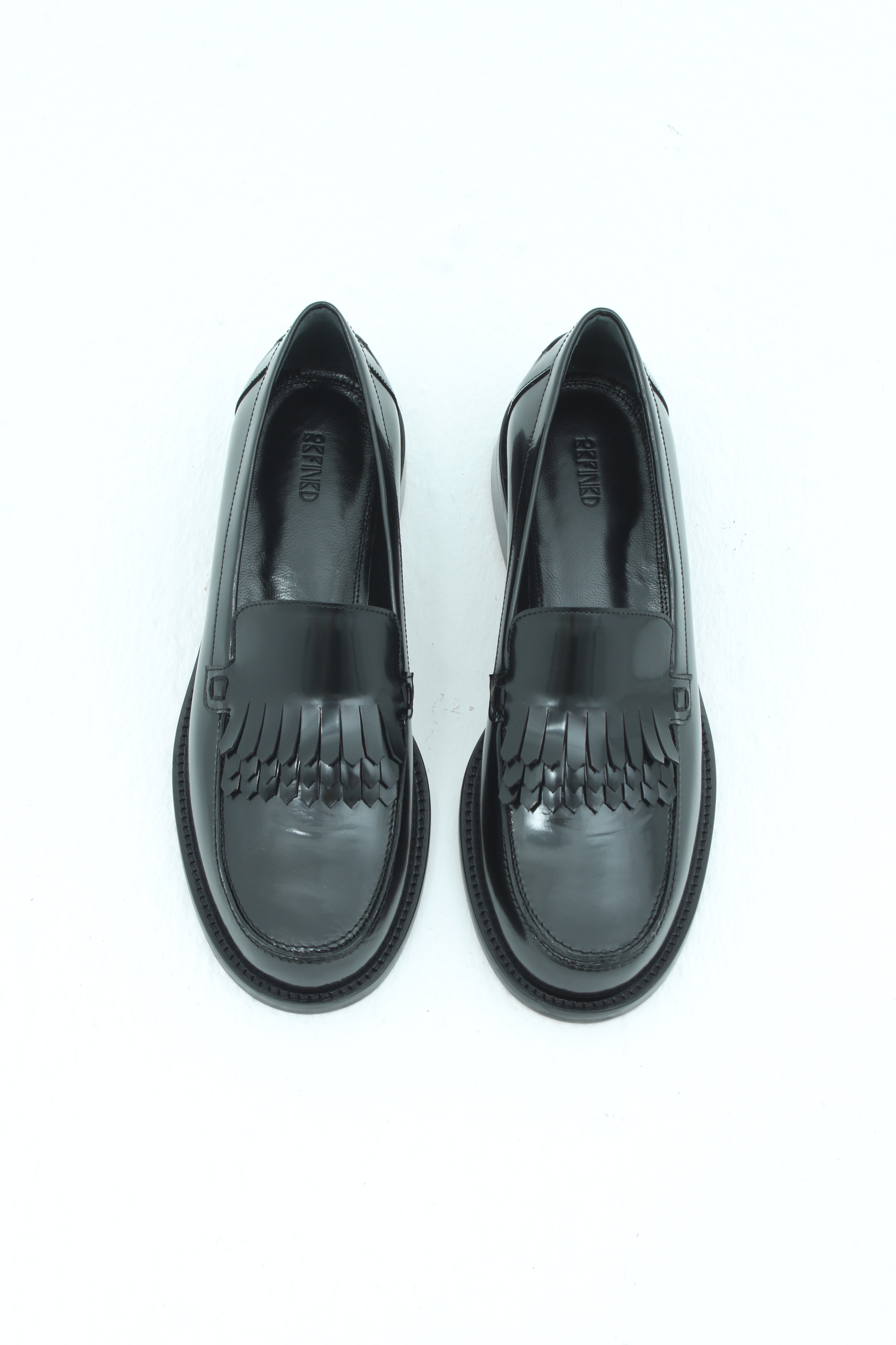 Лоферы на контрастной подошве с декором в виде бахромы чёрного цвета (кожа abresevato), фото 1