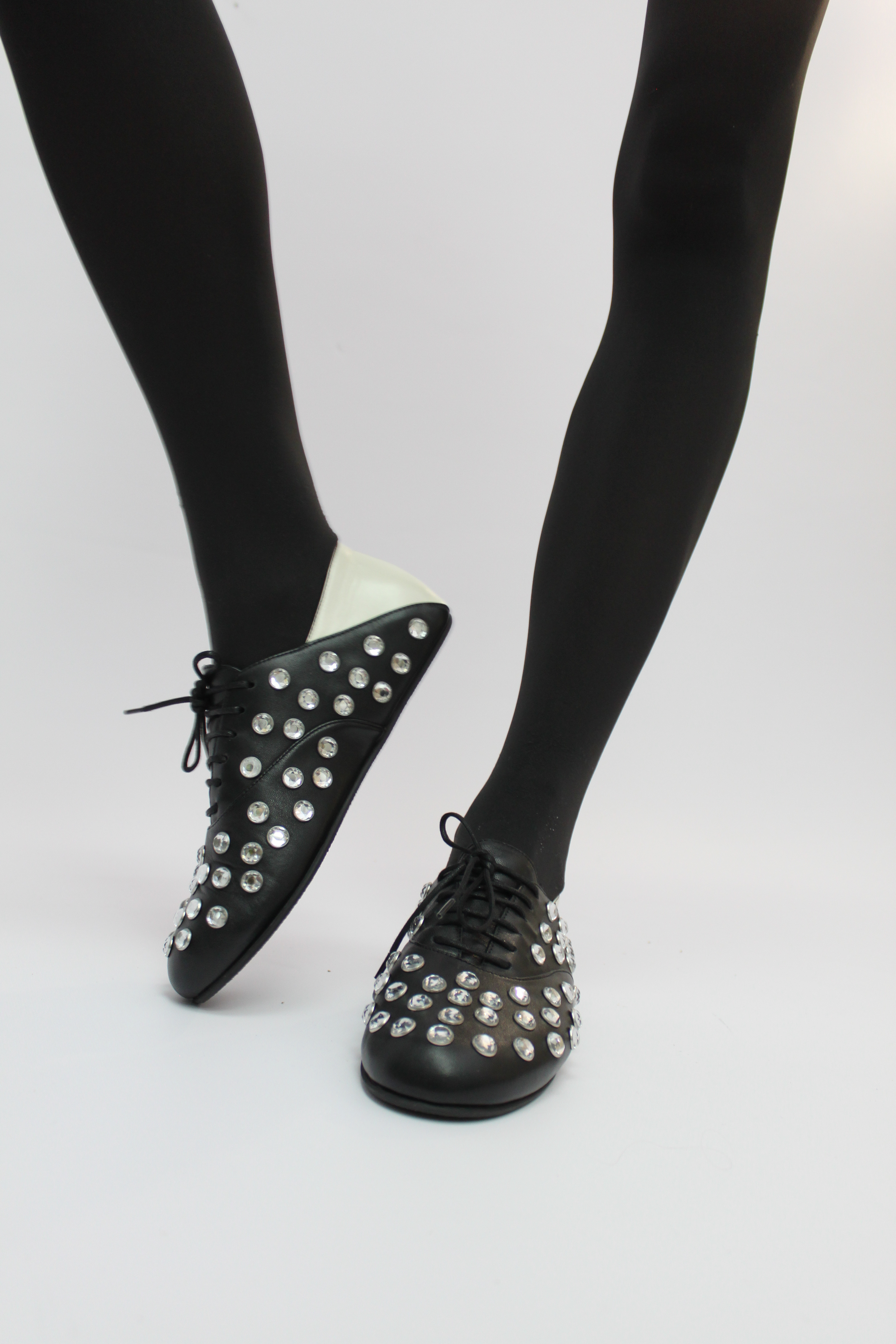 Туфли на шнуровке с контрастным задником и крупными кристаллами (черная кожа, молочная кожа стразы), фото 2