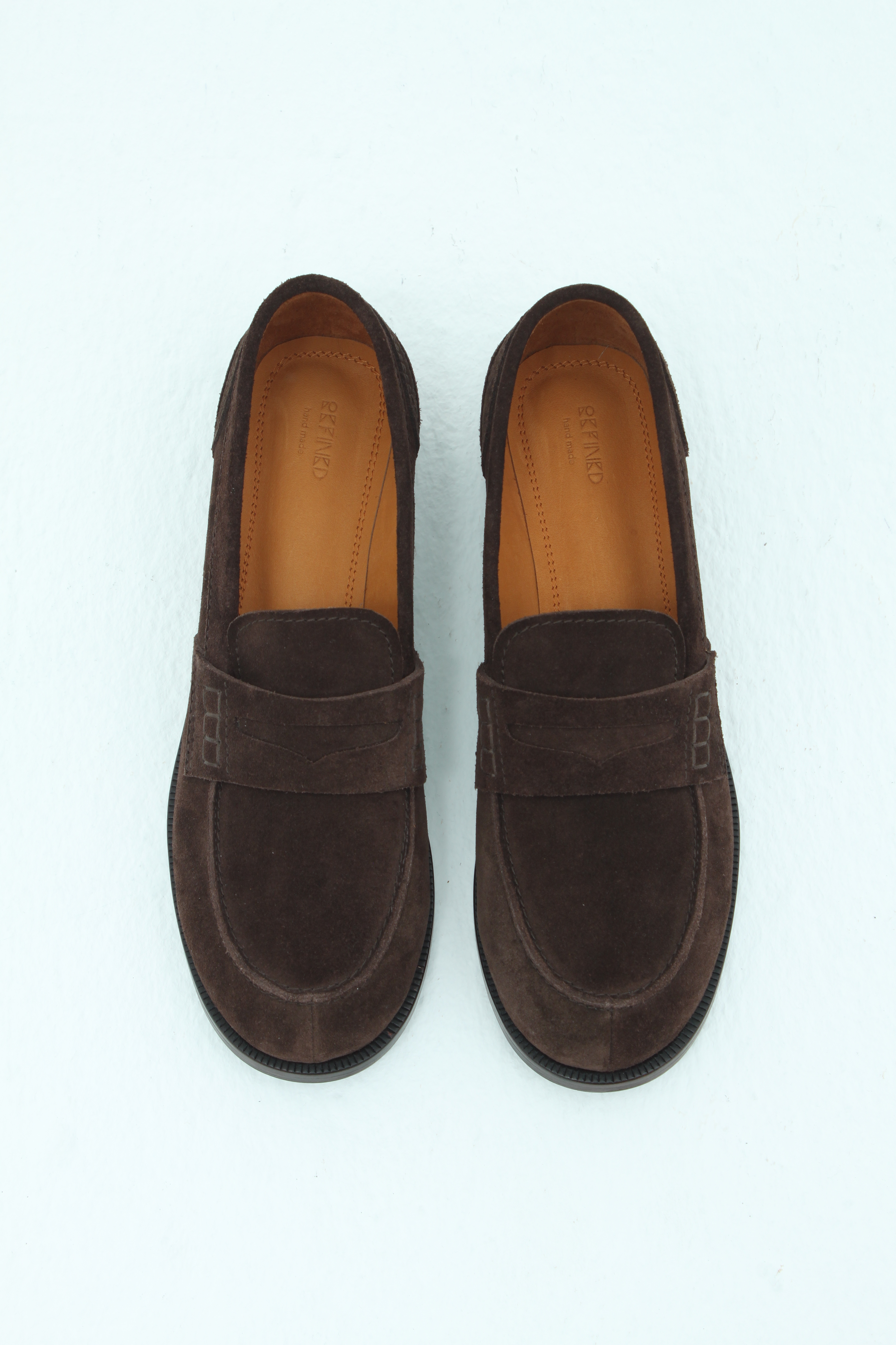 Лоферы с фигурным вырезом на язычке из шоколадной замши, photo 1