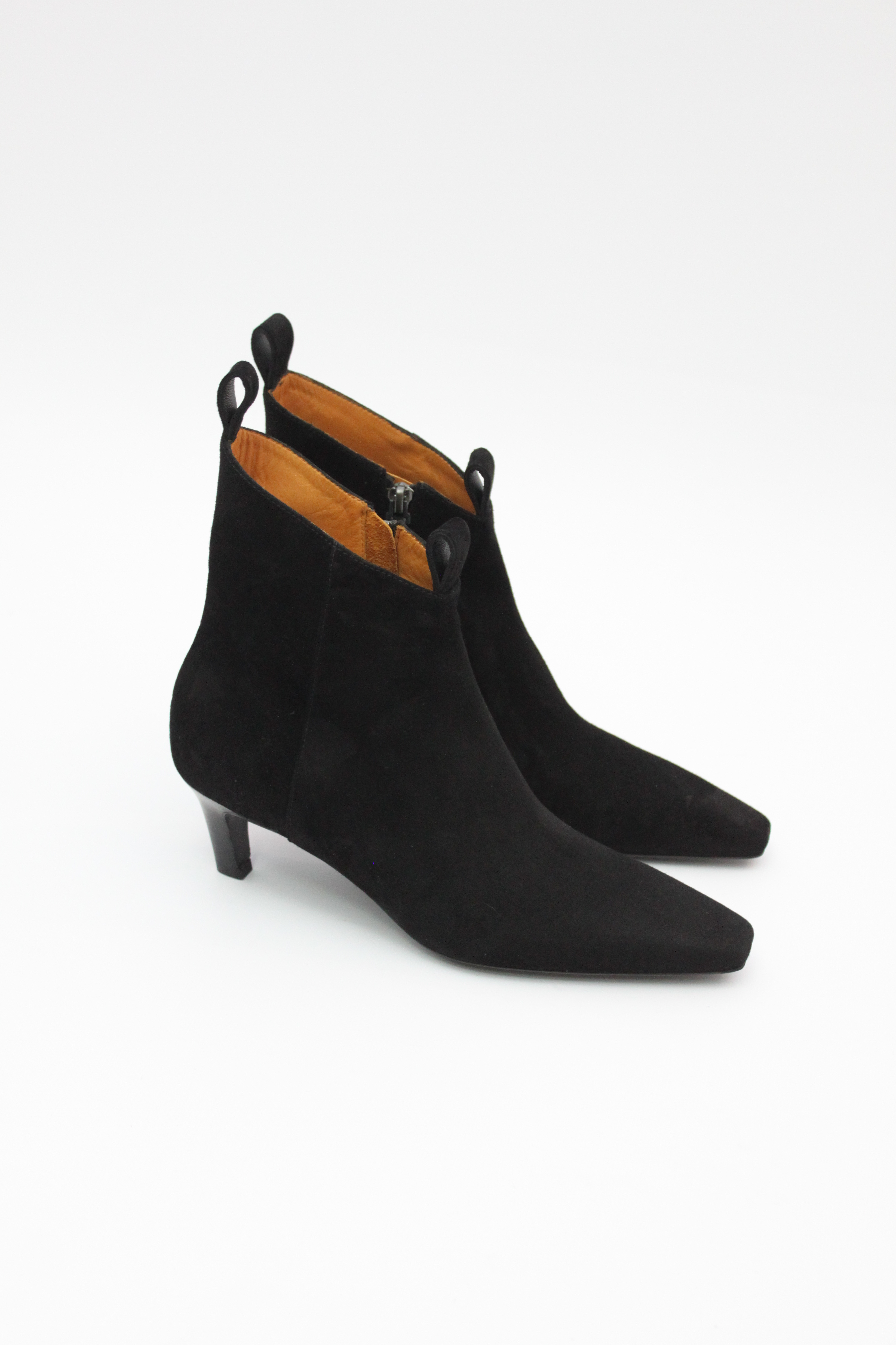 Ботильоны на низком каблуке с ассиметричным голенищем из черной замши, фото 2