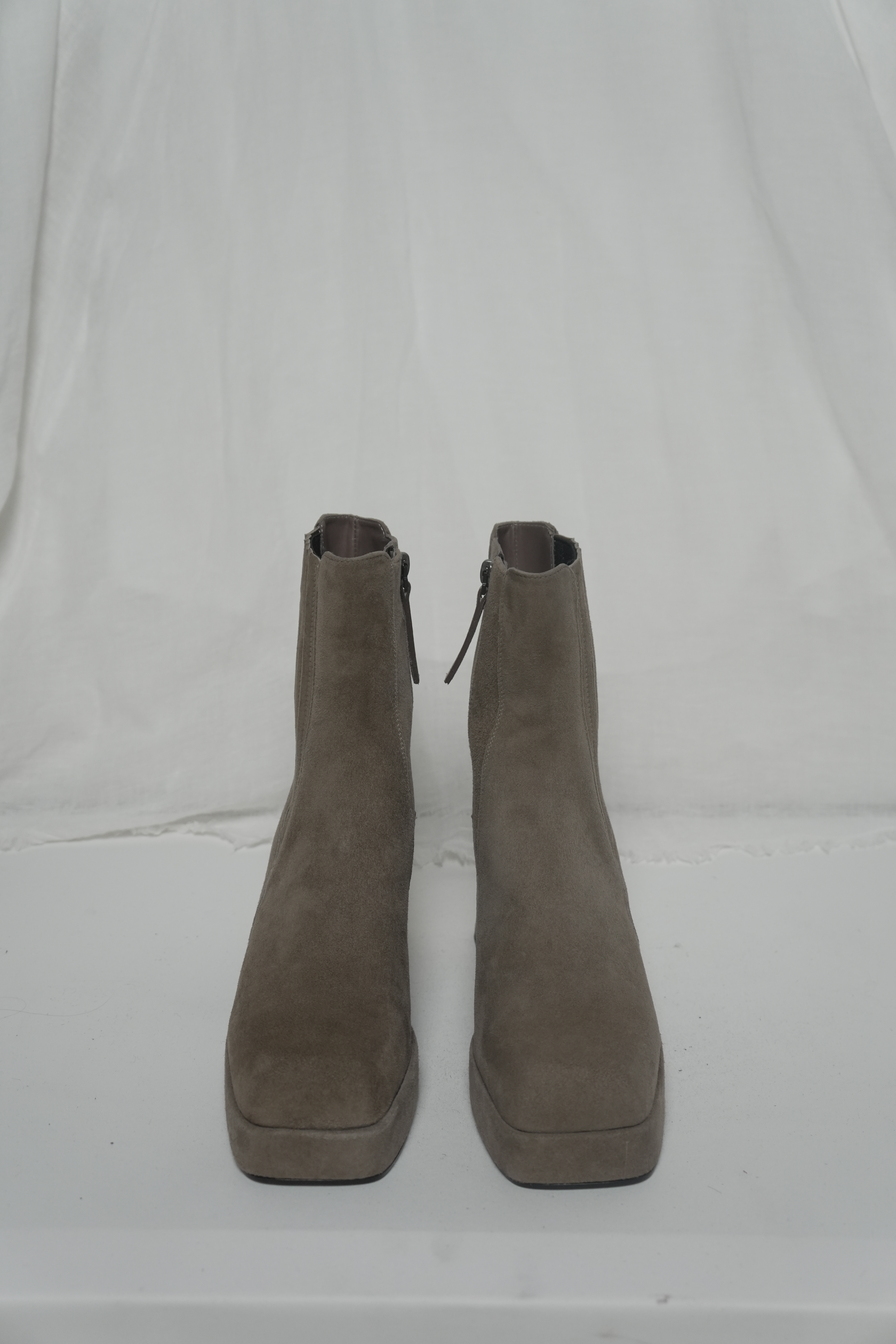 Ботильоны с резинкой на голенище из серо-бежевой замши, photo 2