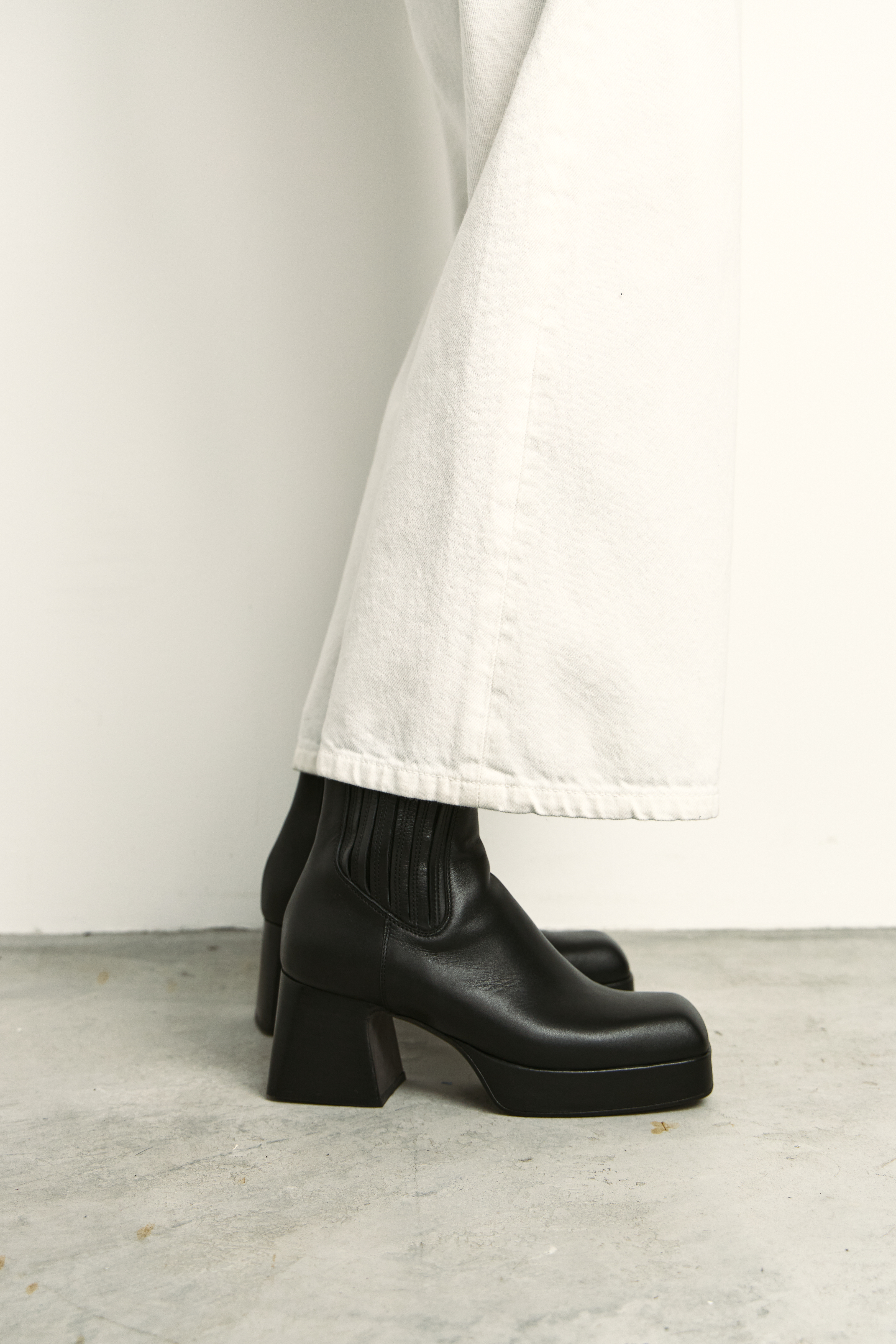 Ботильоны с резинкой на голенище из чёрной кожи, фото 2