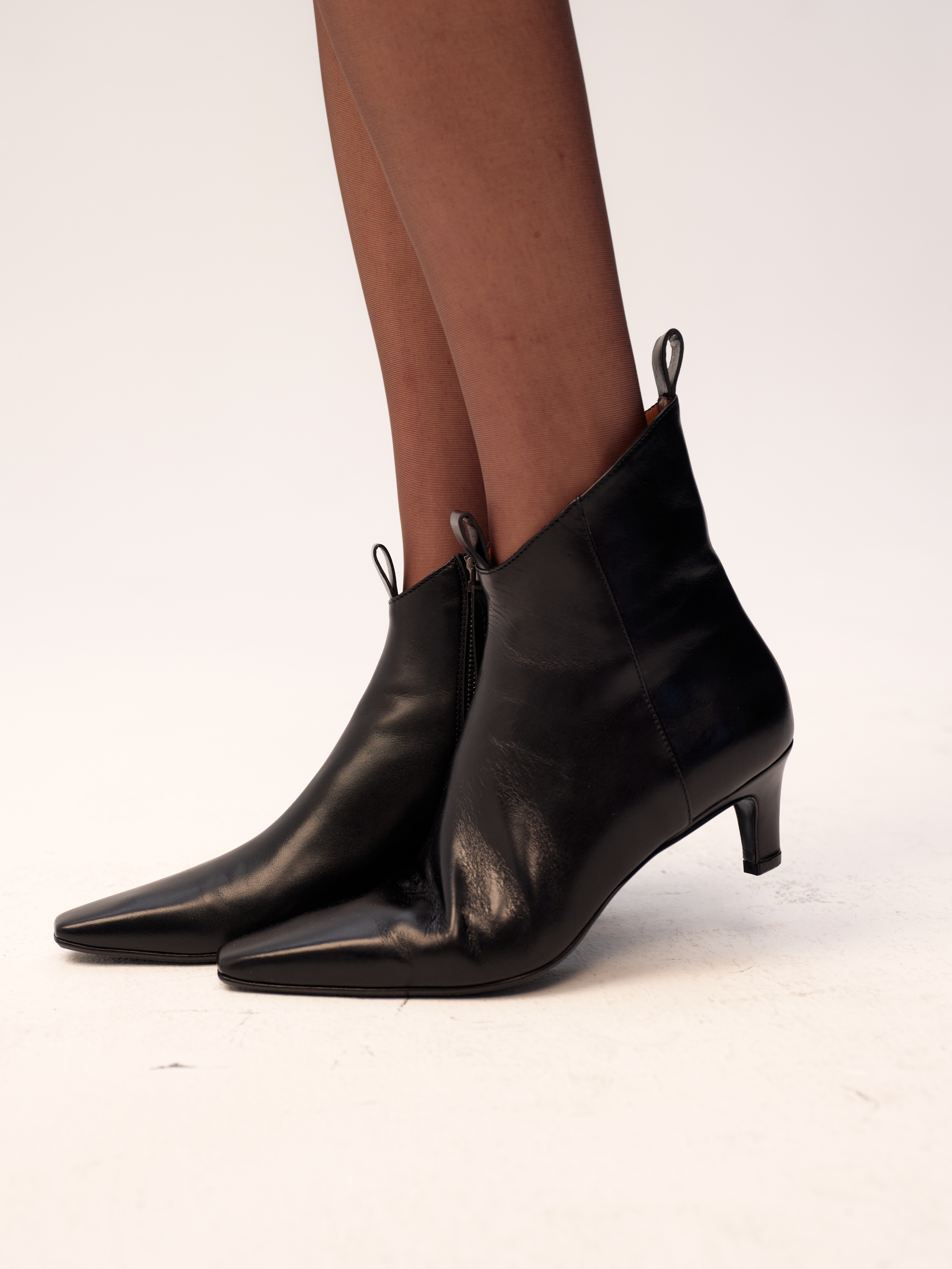 Ботильоны на низком каблуке с ассиметричным голенищем из черной кожи кинглисс, photo 2