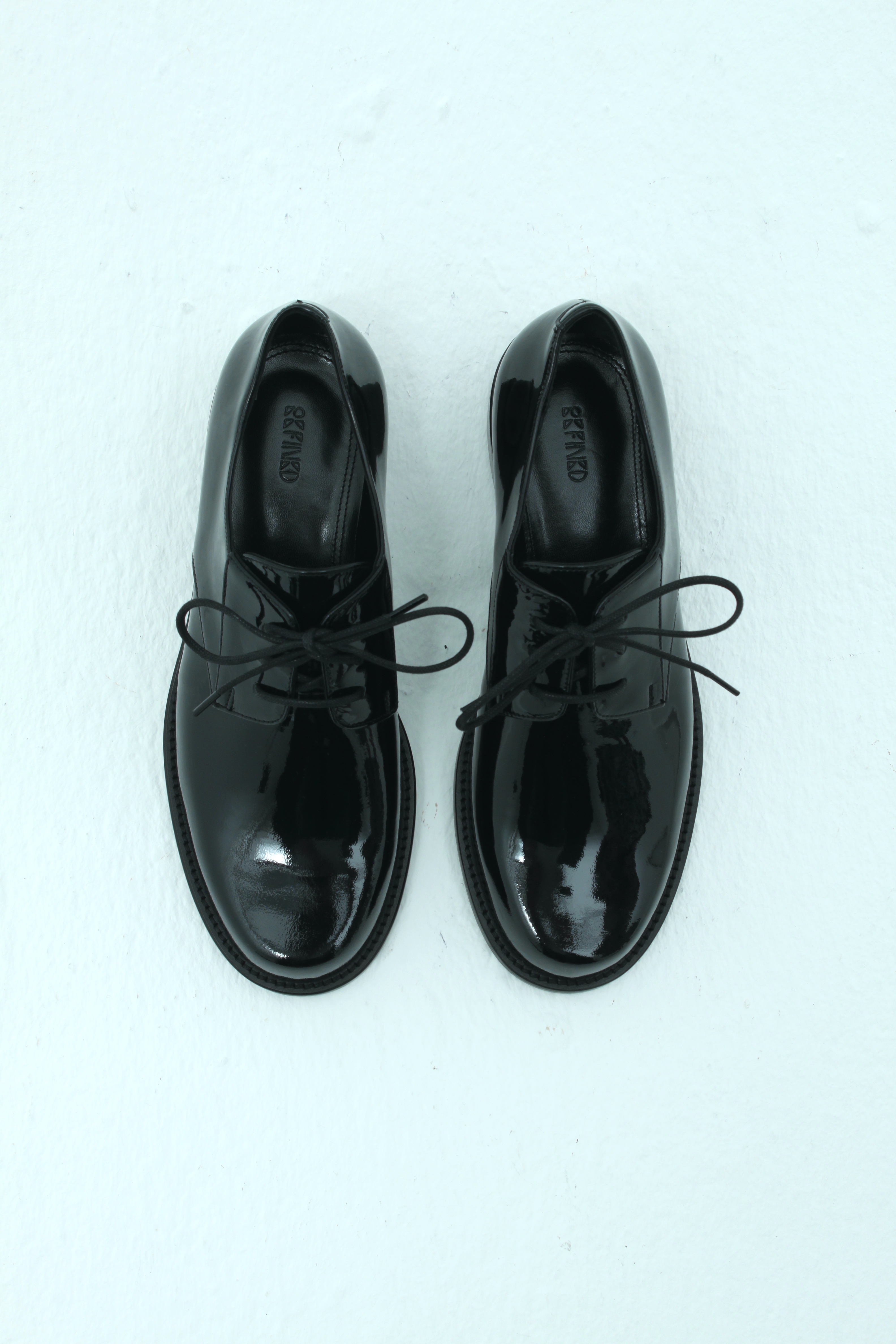 Ботинки в мужском стиле на тонкой шнуровке черный лак, photo 1