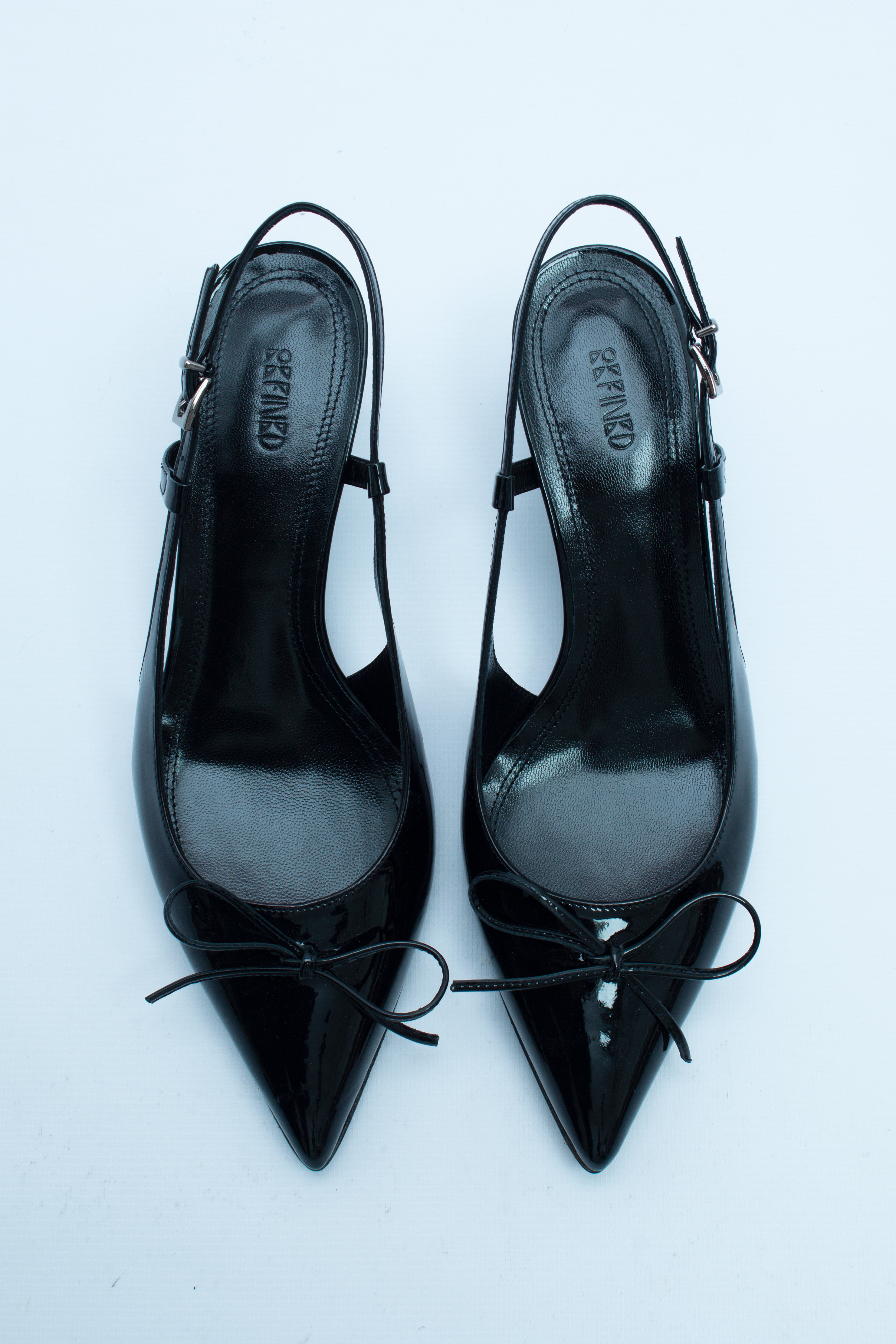 Туфли с острым носом на низком каблуке с бантом черный лак , photo 1