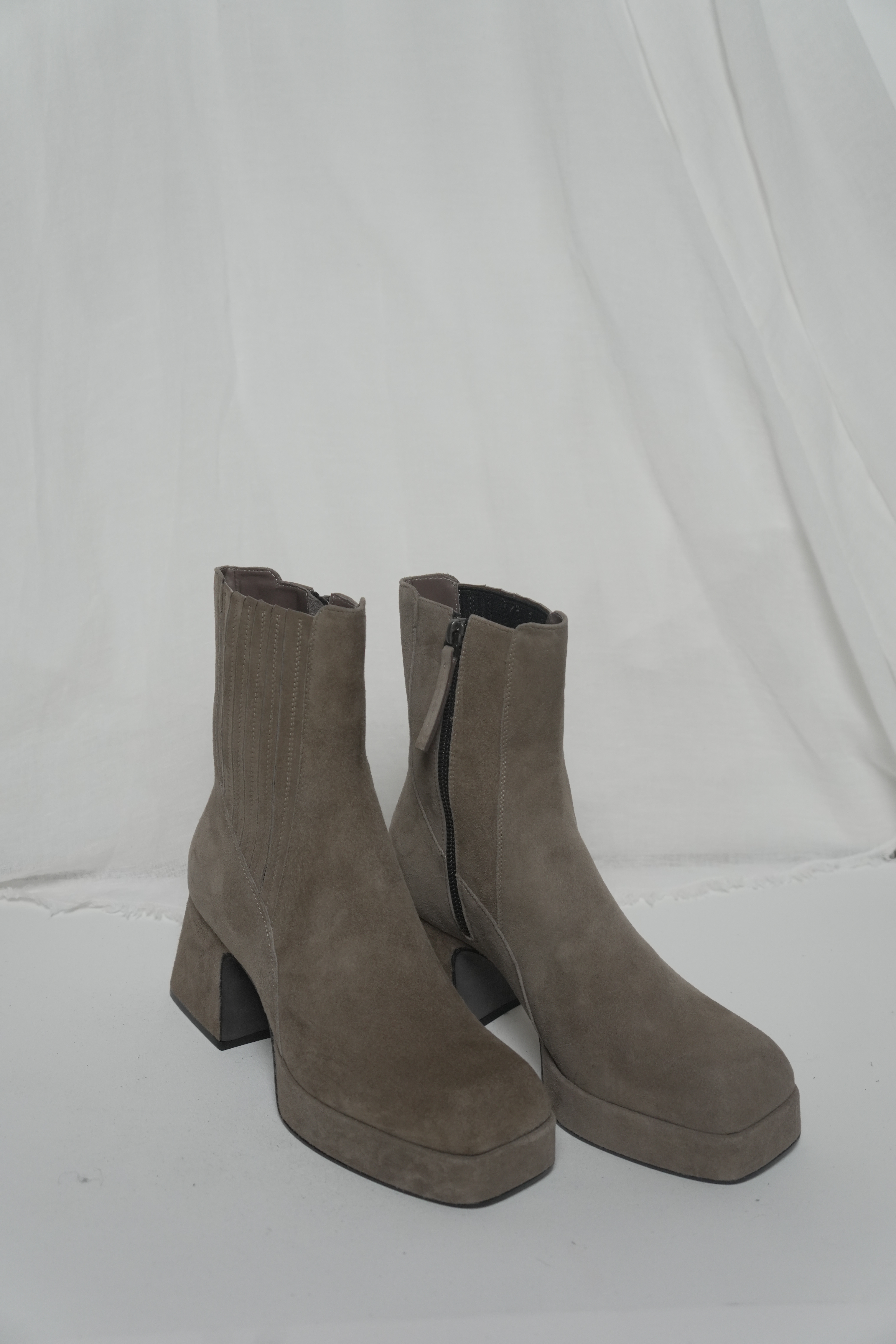 Ботильоны с резинкой на голенище из серо-бежевой замши, photo 1