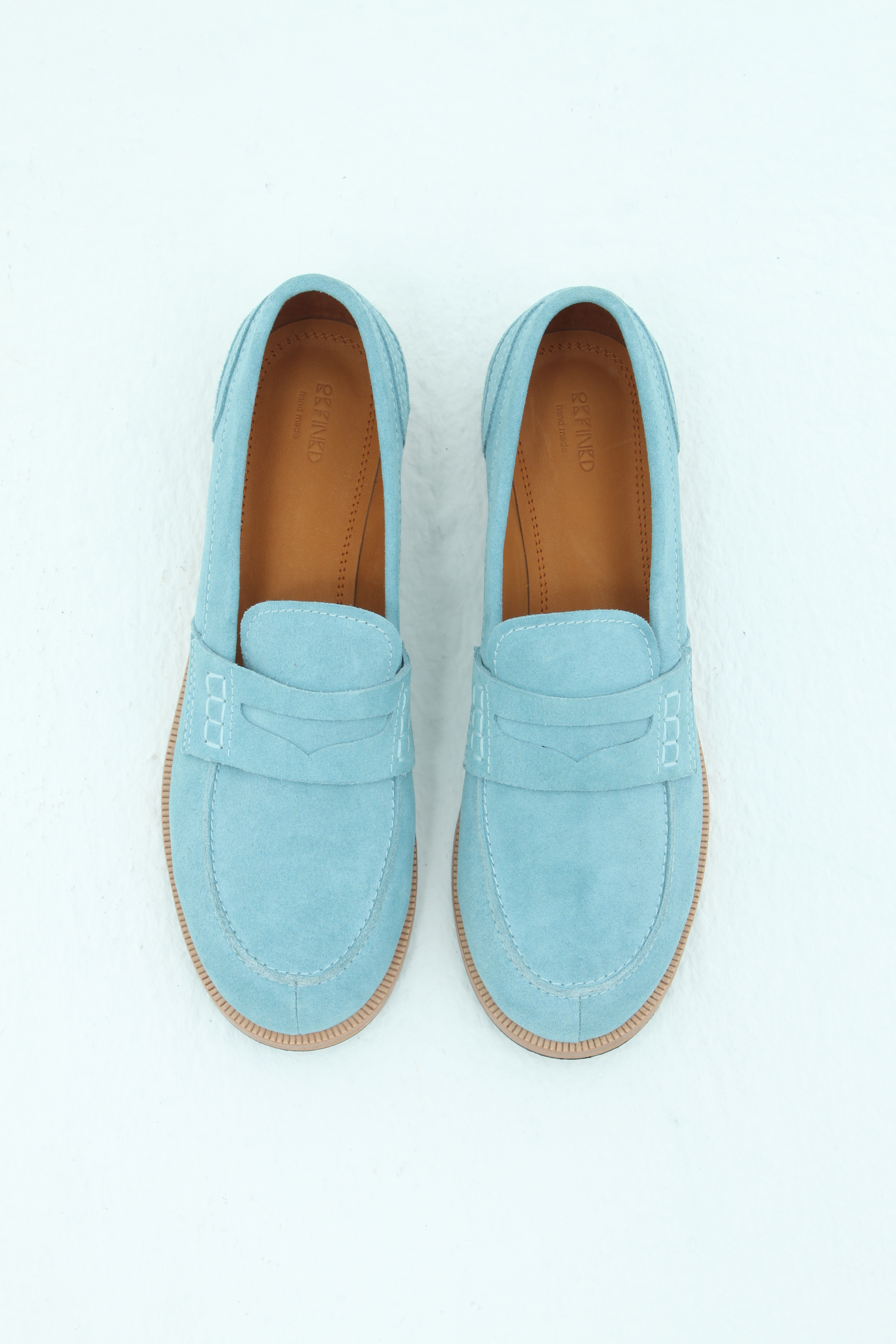 Лоферы с фигурным вырезом на язычке из голубой замши, photo 1