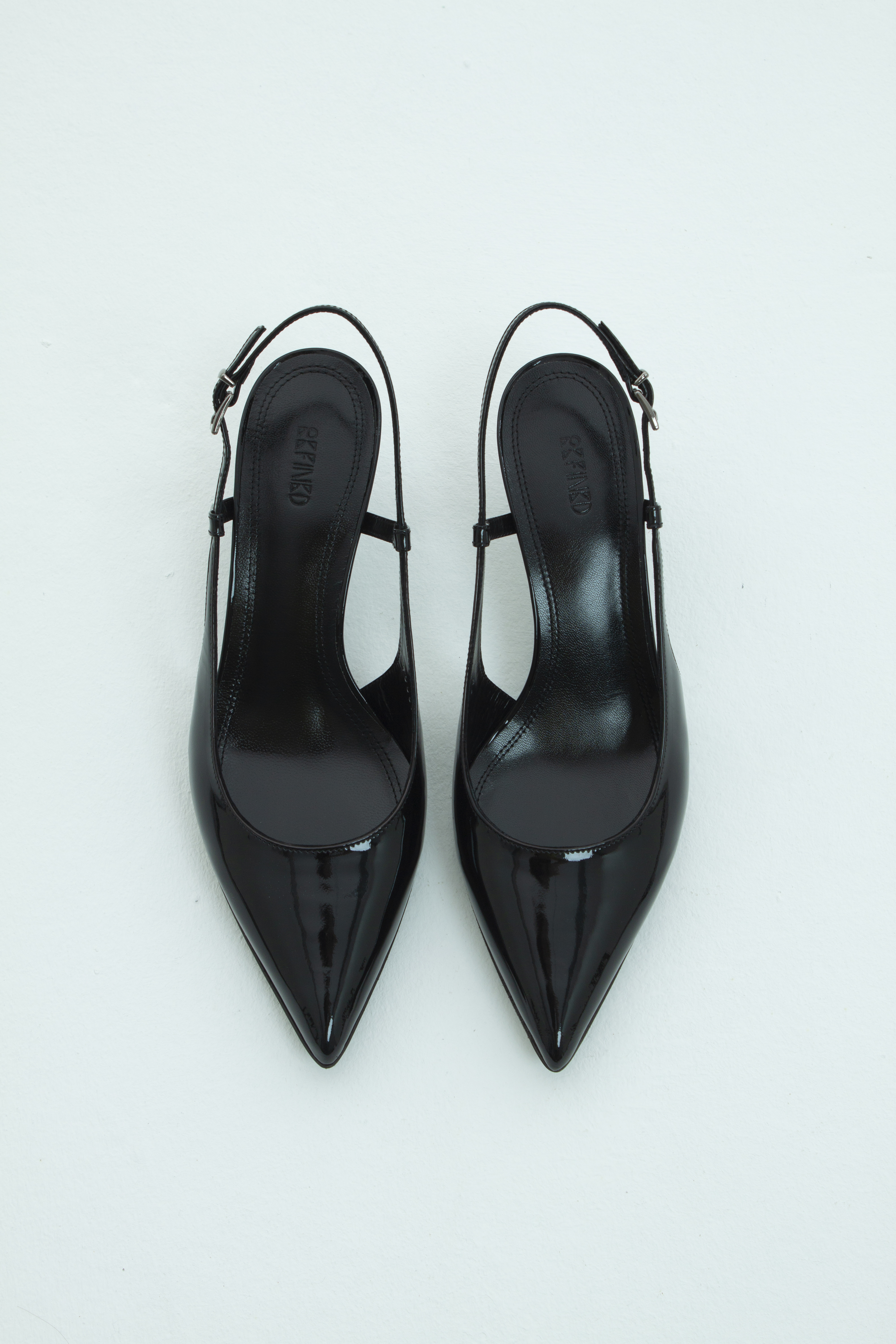 Туфли с острым носом на низком каблуке черный лак , фото 1