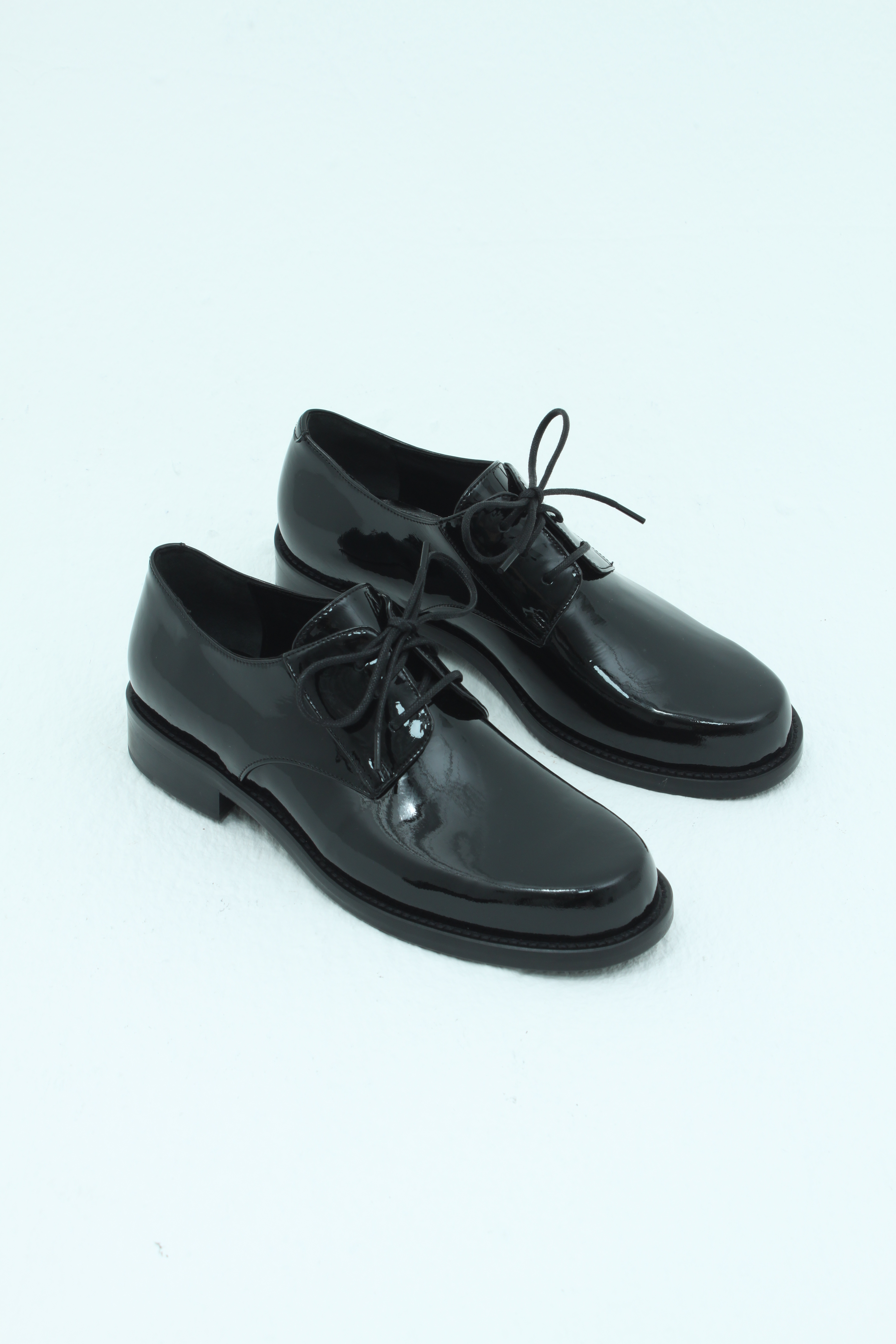 Ботинки в мужском стиле на тонкой шнуровке черный лак, photo 2